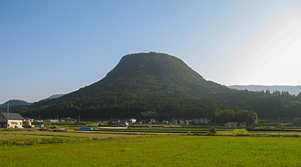 くす町のシンボル「伐株山」